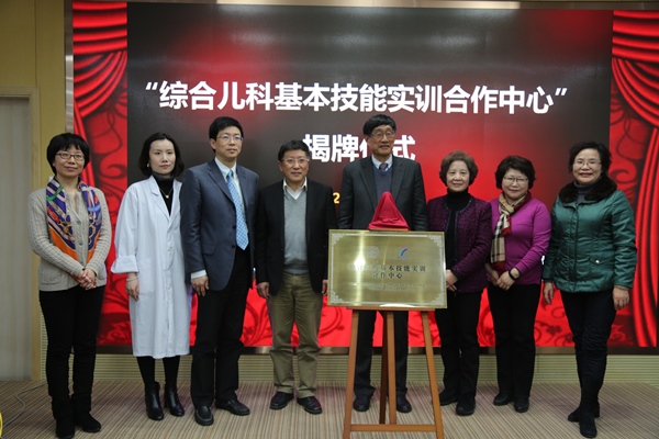 青岛技师学院 王欢欢_cninr 以下按新闻时间为序 【合作】1月4日,我校与上海迪士尼度假区签约建立全面合作关系,共同培养具有服务意识、创新和可持续发展能力的高素质高技能人才。 【团学】1月13日至27日,我校1200人次学生志愿者在上海南站、上海浦东国际机场为上海春运服务。 【师资】1月12日,2016年度上海高校辅导员队伍建设月总结会暨第十三届上海高校辅导员论坛召开,嘉善光彪学院辅导员周士心当选上海高校辅导员年度人物;周丹获上海高校辅导员职业技能大赛三等奖。 【综改】1月25日,上海市教育综合改革领导小组办公室公布2016年上
