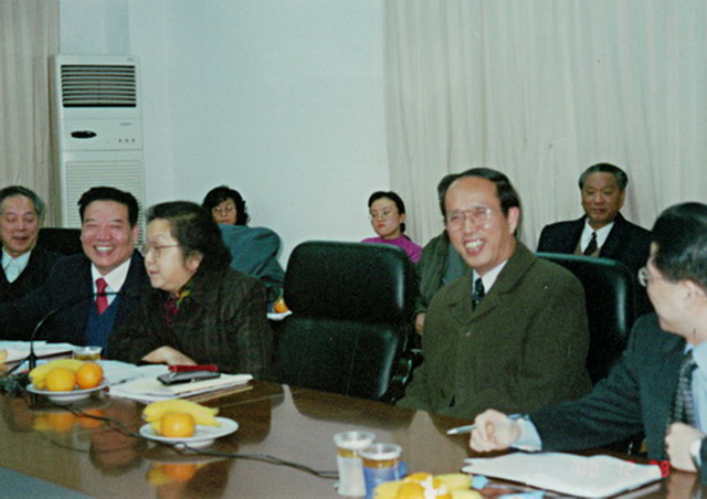 2000年12月28日,时任上海市人大常委会主任陈铁迪,上海市副市长周禹鹏